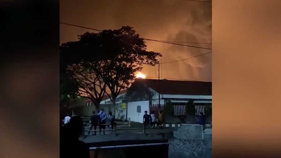 Kebakaran melanda pabrik Gudang Garam Kediri, Jawa Timur. Peristiwa tersebut terekam dalam sebuah video yang memperlihatkan bumbungan api di lokasi kejadian. (Tangkapan Layar 20Detik.com)