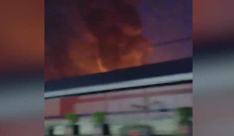 Kebakaran melanda pabrik Gudang Garam Kediri, Jawa Timur. Peristiwa tersebut terekam dalam sebuah video yang memperlihatkan bumbungan api di lokasi kejadian. (Tangkapan Layar 20Detik.com)