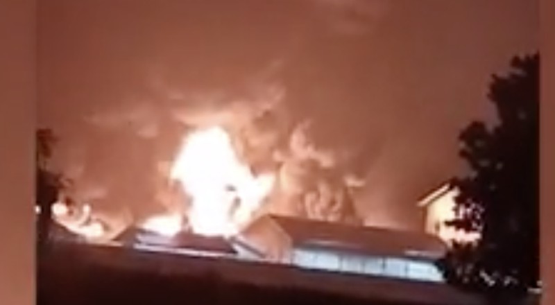 Kebakaran melanda pabrik Gudang Garam Kediri, Jawa Timur. Peristiwa tersebut terekam dalam sebuah video yang memperlihatkan bumbungan api di lokasi kejadian. (Tangkapan Layar 20Detik.com)