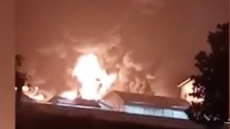 Kebakaran melanda pabrik Gudang Garam Kediri, Jawa Timur. Peristiwa tersebut terekam dalam sebuah video yang memperlihatkan bumbungan api di lokasi kejadian. (Tangkapan Layar 20Detik.com)