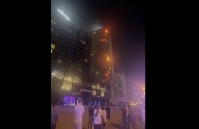 Kebakaran terjadi di gedung dekat dengan Burj Khalifa, gedung tertinggi di dunia, terlihat di belakangnya di Dubai, Uni Emirat Arab, Senin, 7 November 2022. Kebakaran terjadi di gedung dekat dengan Burj Khalifa, gedung tertinggi di dunia, terlihat di belakangnya di Dubai, Uni Emirat Arab, Senin, 7 November 2022. (Tangkapan Layar Video/ Romanna Dada via Reuters)