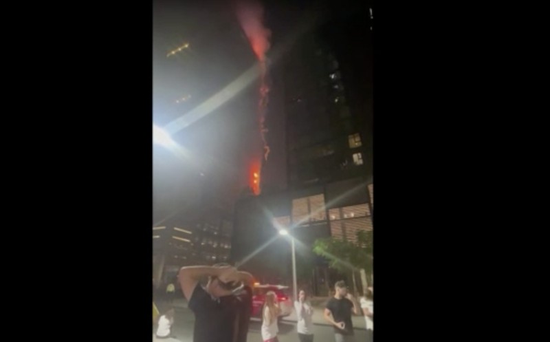 Kebakaran terjadi di gedung dekat dengan Burj Khalifa, gedung tertinggi di dunia, terlihat di belakangnya di Dubai, Uni Emirat Arab, Senin, 7 November 2022. Kebakaran terjadi di gedung dekat dengan Burj Khalifa, gedung tertinggi di dunia, terlihat di belakangnya di Dubai, Uni Emirat Arab, Senin, 7 November 2022. (Tangkapan Layar Video/ Romanna Dada via Reuters)