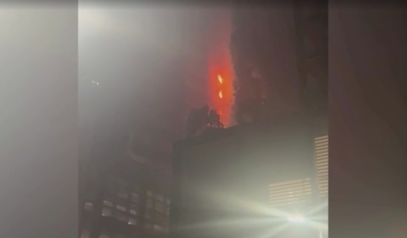 Kebakaran terjadi di gedung dekat dengan Burj Khalifa, gedung tertinggi di dunia, terlihat di belakangnya di Dubai, Uni Emirat Arab, Senin, 7 November 2022. (Tangkapan Layar Video/ Romanna Dada via Reuters)
