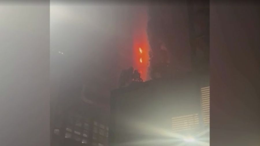 Kebakaran terjadi di gedung dekat dengan Burj Khalifa, gedung tertinggi di dunia, terlihat di belakangnya di Dubai, Uni Emirat Arab, Senin, 7 November 2022. (Tangkapan Layar Video/ Romanna Dada via Reuters)