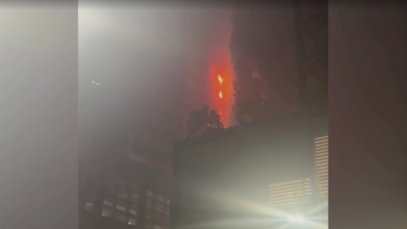 Kebakaran terjadi di gedung dekat dengan Burj Khalifa, gedung tertinggi di dunia, terlihat di belakangnya di Dubai, Uni Emirat Arab, Senin, 7 November 2022. (Tangkapan Layar Video/ Romanna Dada via Reuters)