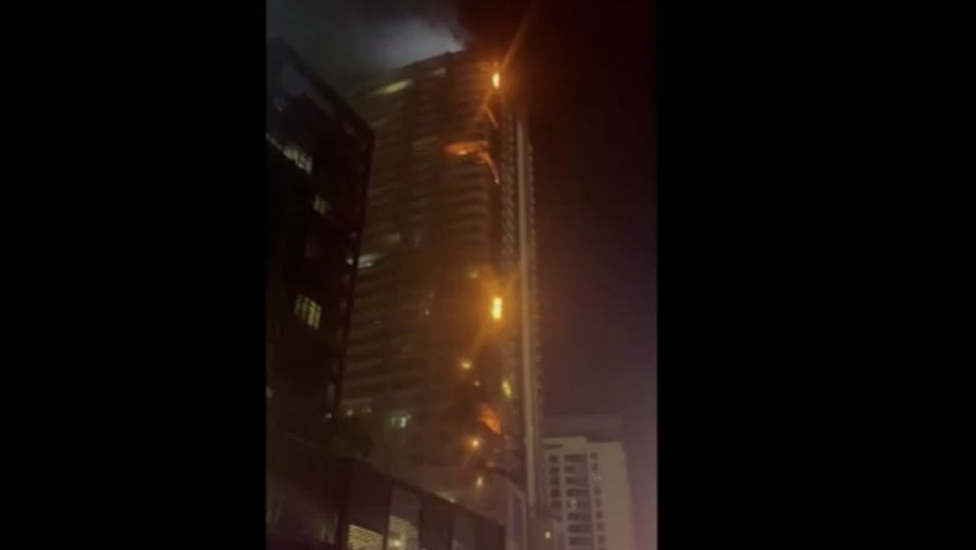 Kebakaran terjadi di gedung dekat dengan Burj Khalifa, gedung tertinggi di dunia, terlihat di belakangnya di Dubai, Uni Emirat Arab, Senin, 7 November 2022. (Tangkapan Layar Video/ Romanna Dada via Reuters)