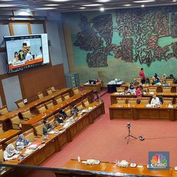 DPR Sentil Menteri Jokowi, Bikin Guru & Honorer 'Nangis'