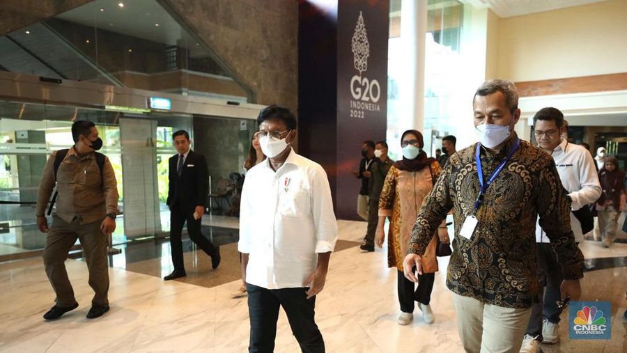 Menteri Komunikasi dan Informatika Johnny G Plate (tengah)  meninjau kesiapan venue yang akan digunakan untuk penyelenggaraan rangkaian agenda Presidensi G20 Indonesia di Bali, Selasa (8/11/2022). (CNBC Indonesia/ Tri Susilo)