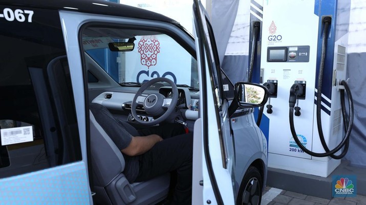 Mobil listrik Wuling Air EV untuk KTT bG20 di Bali Mobil listrik Wuling Air EV di Nusa Dua, Bali, Rabu (9/11/2022). Mobil listrik ini akan digunakan oleh para delegasi negara anggota G20 untuk mendukung KTT G20 Bali pada 15-16 November 2022 nanti. (CNBC Indonesia/ Tri Susilo)
