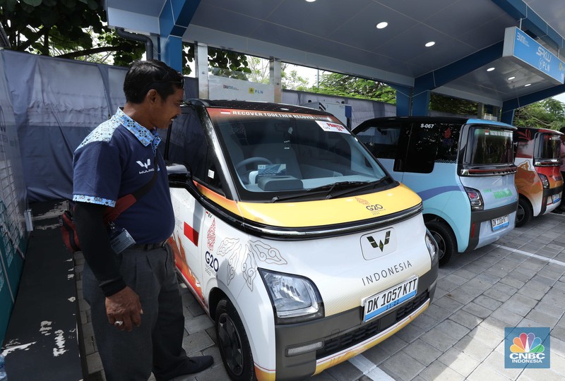 Mobil listrik Wuling Air EV untuk KTT bG20 di Bali Mobil listrik Wuling Air EV di Nusa Dua, Bali, Rabu (9/11/2022). Mobil listrik ini akan digunakan oleh para delegasi negara anggota G20 untuk mendukung KTT G20 Bali pada 15-16 November 2022 nanti. (CNBC Indonesia/ Tri Susilo)