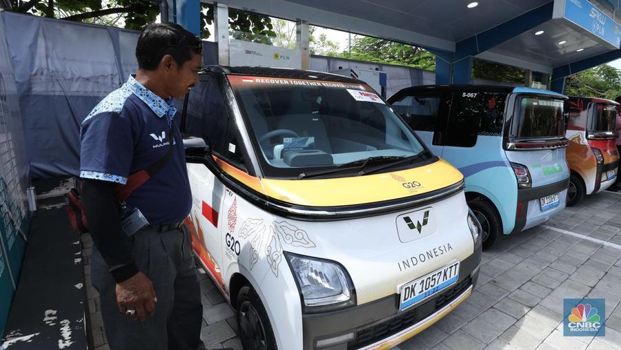 Mobil listrik Wuling Air EV di Nusa Dua, Bali, Rabu (9/11/2022). Mobil listrik ini akan digunakan oleh para delegasi negara anggota G20 untuk mendukung KTT G20 Bali pada 15-16 November 2022 nanti. (CNBC Indonesia/ Tri Susilo)