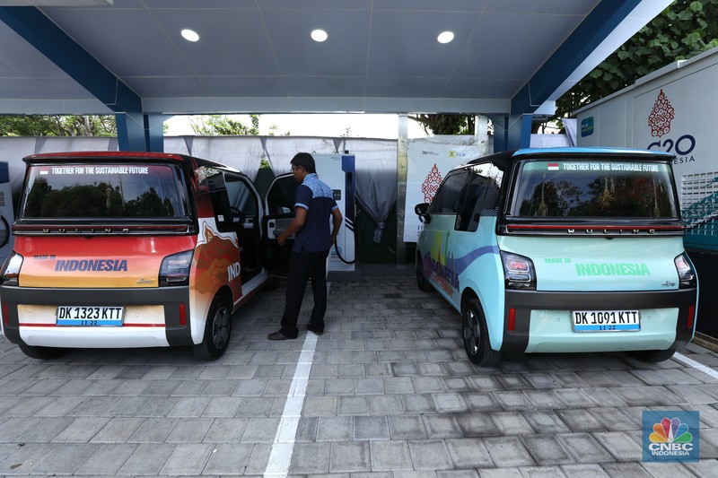 Mobil listrik Wuling Air EV untuk KTT bG20 di Bali Mobil listrik Wuling Air EV di Nusa Dua, Bali, Rabu (9/11/2022). Mobil listrik ini akan digunakan oleh para delegasi negara anggota G20 untuk mendukung KTT G20 Bali pada 15-16 November 2022 nanti. (CNBC Indonesia/ Tri Susilo)