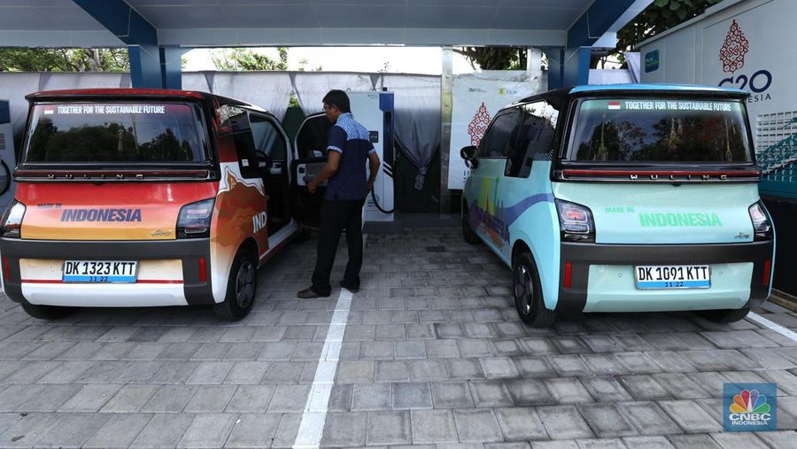 Mobil listrik Wuling Air EV di Nusa Dua, Bali, Rabu (9/11/2022). Mobil listrik ini akan digunakan oleh para delegasi negara anggota G20 untuk mendukung KTT G20 Bali pada 15-16 November 2022 nanti. (CNBC Indonesia/ Tri Susilo)
