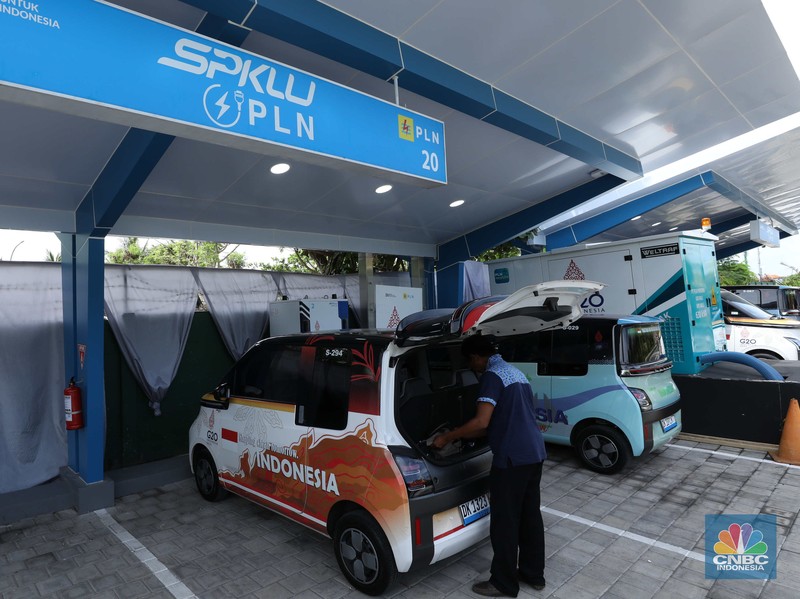 Mobil listrik Wuling Air EV di Nusa Dua, Bali, Rabu (9/11/2022). Mobil listrik ini akan digunakan oleh para delegasi negara anggota G20 untuk mendukung KTT G20 Bali pada 15-16 November 2022 nanti. (CNBC Indonesia/ Tri Susilo)