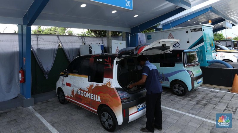 Mobil listrik Wuling Air EV di Nusa Dua, Bali, Rabu (9/11/2022). Mobil listrik ini akan digunakan oleh para delegasi negara anggota G20 untuk mendukung KTT G20 Bali pada 15-16 November 2022 nanti. (CNBC Indonesia/ Tri Susilo)