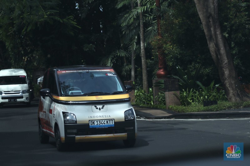 Mobil listrik Wuling Air EV untuk KTT bG20 di Bali Mobil listrik Wuling Air EV di Nusa Dua, Bali, Rabu (9/11/2022). Mobil listrik ini akan digunakan oleh para delegasi negara anggota G20 untuk mendukung KTT G20 Bali pada 15-16 November 2022 nanti. (CNBC Indonesia/ Tri Susilo)