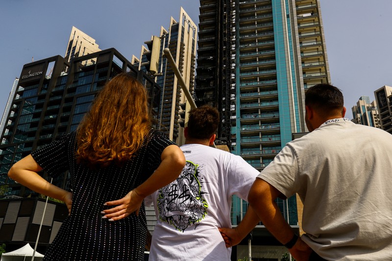 Kebakaran terjadi di gedung dekat dengan Burj Khalifa, gedung tertinggi di dunia, terlihat di belakangnya di Dubai, Uni Emirat Arab, Senin, 7 November 2022. Kebakaran terjadi di gedung dekat dengan Burj Khalifa, gedung tertinggi di dunia, terlihat di belakangnya di Dubai, Uni Emirat Arab, Senin, 7 November 2022. (Tangkapan Layar Video/ Romanna Dada via Reuters)