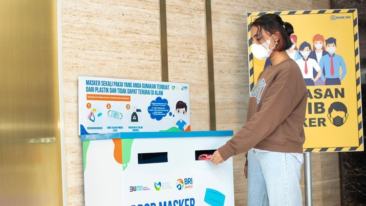 Pengolahan Limbah Masker oleh BRI Peduli Seorang perempuan tengah membuang limbah masker non-infeksius di dirop box.