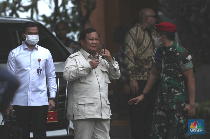 Presiden Joko Widodo (Jokowi) berjalan saat akan meresmikan Terminal VVIP di Bandara I Gusti Ngurah Rai Bali, Rabu (9/11/2022). (CNBC Indonesia/Tri Susilo)