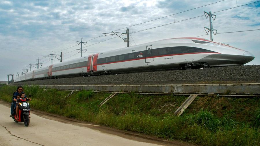 Kereta Cepat Jakarta-Bandung melaju selama persiapan uji coba dinamis, di Tegalluar, Jawa Barat, Rabu (9/11/20222). Uji coba ini merupakan persiapan menuju puncak uji coba dinamis yang akan dilakukan 16 November mendatang. (Photo by TIMUR MATAHARI/AFP via Getty Images)