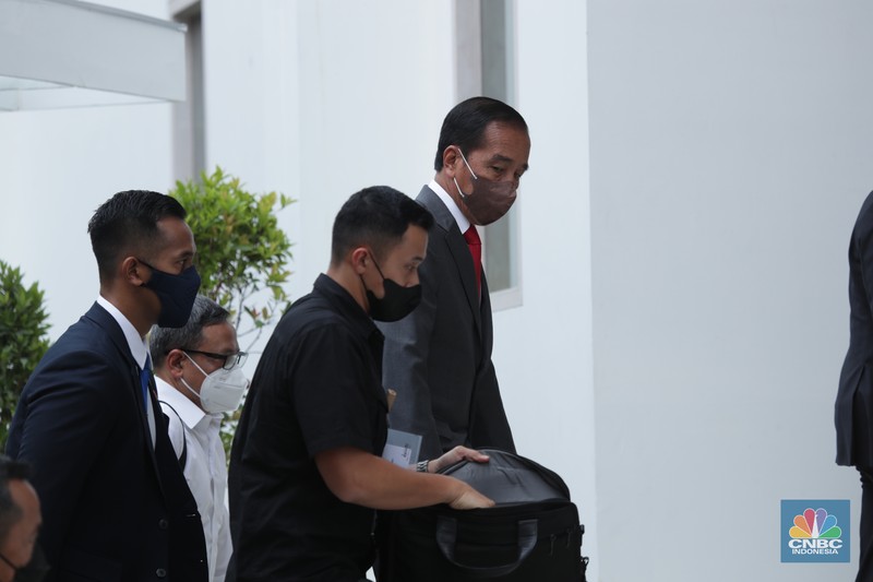 Presiden Joko Widodo (Jokowi) berjalan saat akan meresmikan Terminal VVIP di Bandara I Gusti Ngurah Rai Bali, Rabu (9/11/2022). (CNBC Indonesia/Tri Susilo)