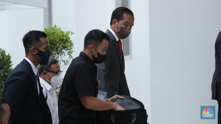 Presiden Joko Widodo (Jokowi) berjalan saat akan meresmikan Terminal VVIP di Bandara I Gusti Ngurah Rai Bali, Rabu (9/11/2022). (CNBC Indonesia/Tri Susilo)