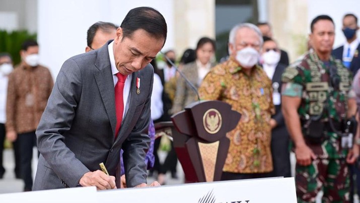 Presiden Joko Widodo meresmikan sejumlah infrastuktur KTT G20 Presiden Joko Widodo meresmikan sejumlah infrastuktur yang ada di Provinsi Bali, pada Rabu, 9 November 2022. Sejumlah infrastruktur yang diresmikan terdiri atas Gedung VVIP Bandara Internasional I Gusti Ngurah Rai dan tiga pelabuhan yang tersebar di Provinsi Bali. (Foto: Muchlis Jr - Biro Pers Sekretariat Presiden)