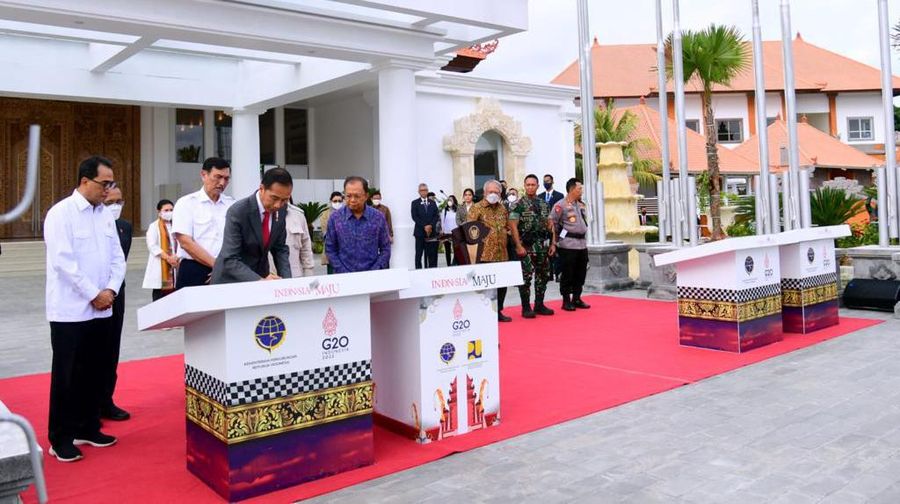 Presiden Joko Widodo meresmikan sejumlah infrastuktur yang ada di Provinsi Bali, pada Rabu, 9 November 2022. Sejumlah infrastruktur yang diresmikan terdiri atas Gedung VVIP Bandara Internasional I Gusti Ngurah Rai dan tiga pelabuhan yang tersebar di Provinsi Bali. (Foto: Muchlis Jr - Biro Pers Sekretariat Presiden)