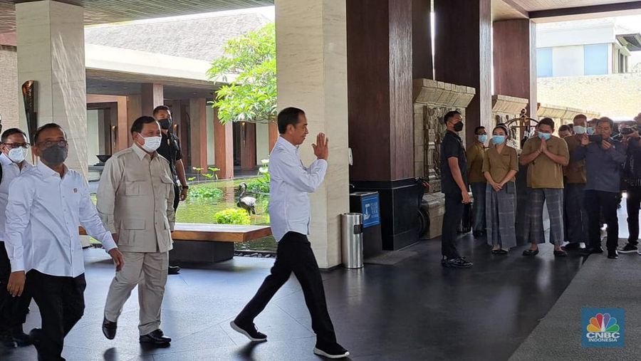 Presiden Jokowi usai menggelar Rapat Terbatas di Apurva Kempinski Bali. (վ / Hadijah Alaydrus)