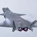 Sebuah jet tempur siluman J-20 melakukan afterburner selama Pameran Penerbangan dan Antariksa Internasional China ke-14 di Zhuhai di provinsi Guangdong, China selatan, , Selasa (8/11/202). China menampilkan generasi jet tempur terbarunya. (Deng Hua/X