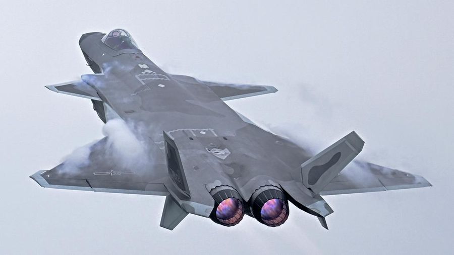 Pengunjung berkumpul untuk mengambil gambar jet tempur siluman J-20 selama Pameran Penerbangan dan Antariksa Internasional China ke-14 di Zhuhai di provinsi Guangdong, China selatan, Selasa (8/11/202). China menampilkan generasi jet tempur terbarunya. (Lu Hanxin/Xinhua via AP)