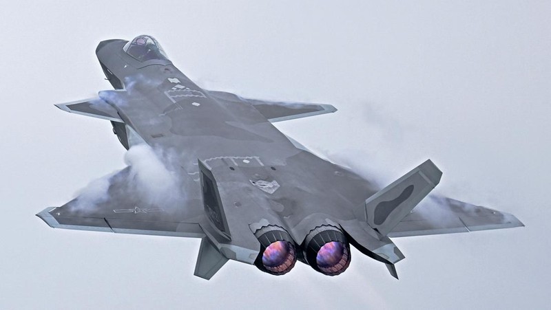 Pengunjung berkumpul untuk mengambil gambar jet tempur siluman J-20 selama Pameran Penerbangan dan Antariksa Internasional China ke-14 di Zhuhai di provinsi Guangdong, China selatan, Selasa (8/11/202). China menampilkan generasi jet tempur terbarunya. (Lu Hanxin/Xinhua via AP)