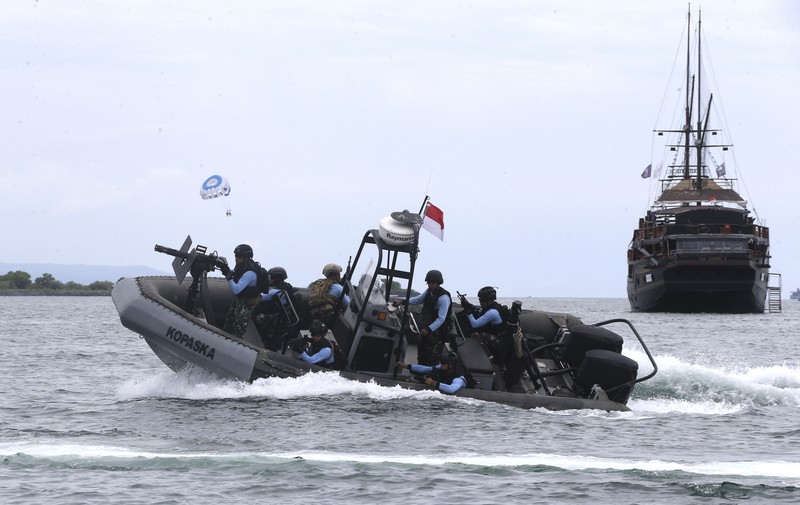 Personel Komando Pasukan Katak TNI Angkatan Laut mengikuti latihan keamanan jelang KTT G20 di Pelabuhan Benoa di Denpasar, Bali, Rabu (9/11/2022). Beberapa skenario yang dijalankan dalam simulasi, yakni ancaman seperti aksi terorisme, hingga penyanderaan delegasi, untuk menggagalkan KTT G20.  (Photo by SONNY TUMBELAKA/AFP via Getty Images)
