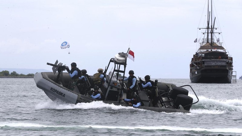 Personel Komando Pasukan Katak TNI Angkatan Laut mengikuti latihan keamanan jelang KTT G20 di Pelabuhan Benoa di Denpasar, Bali, Rabu (9/11/2022). Beberapa skenario yang dijalankan dalam simulasi, yakni ancaman seperti aksi terorisme, hingga penyanderaan delegasi, untuk menggagalkan KTT G20.  (Photo by SONNY TUMBELAKA/AFP via Getty Images)