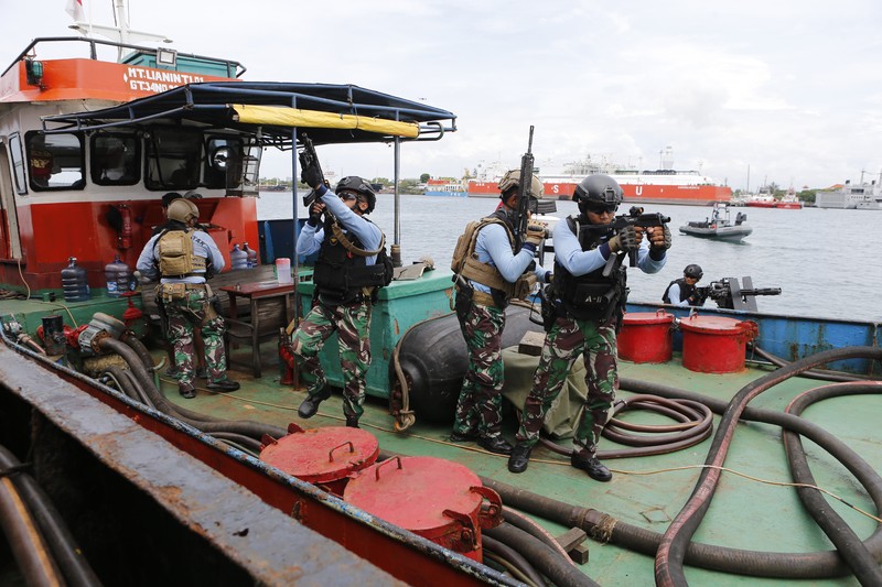 Personel Komando Pasukan Katak TNI Angkatan Laut mengikuti latihan keamanan jelang KTT G20 di Pelabuhan Benoa di Denpasar, Bali, Rabu (9/11/2022). Beberapa skenario yang dijalankan dalam simulasi, yakni ancaman seperti aksi terorisme, hingga penyanderaan delegasi, untuk menggagalkan KTT G20.  (Photo by SONNY TUMBELAKA/AFP via Getty Images)