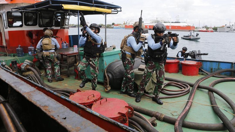 Personel Komando Pasukan Katak TNI Angkatan Laut mengikuti latihan keamanan jelang KTT G20 di Pelabuhan Benoa di Denpasar, Bali, Rabu (9/11/2022). Beberapa skenario yang dijalankan dalam simulasi, yakni ancaman seperti aksi terorisme, hingga penyanderaan delegasi, untuk menggagalkan KTT G20.  (Photo by SONNY TUMBELAKA/AFP via Getty Images)