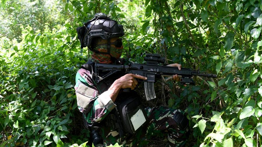 Personel Komando Pasukan Katak TNI Angkatan Laut mengikuti latihan keamanan jelang KTT G20 di Pelabuhan Benoa di Denpasar, Bali, Rabu (9/11/2022). Beberapa skenario yang dijalankan dalam simulasi, yakni ancaman seperti aksi terorisme, hingga penyanderaan delegasi, untuk menggagalkan KTT G20.  (Photo by SONNY TUMBELAKA/AFP via Getty Images)