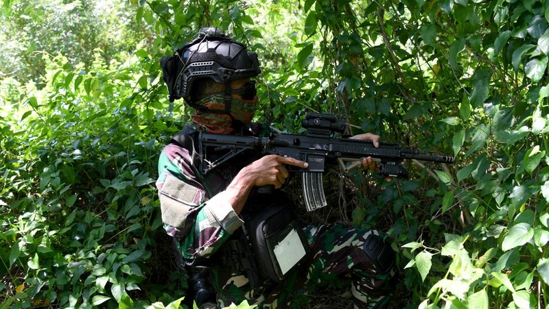 Personel Komando Pasukan Katak TNI Angkatan Laut mengikuti latihan keamanan jelang KTT G20 di Pelabuhan Benoa di Denpasar, Bali, Rabu (9/11/2022). Beberapa skenario yang dijalankan dalam simulasi, yakni ancaman seperti aksi terorisme, hingga penyanderaan delegasi, untuk menggagalkan KTT G20.  (Photo by SONNY TUMBELAKA/AFP via Getty Images)