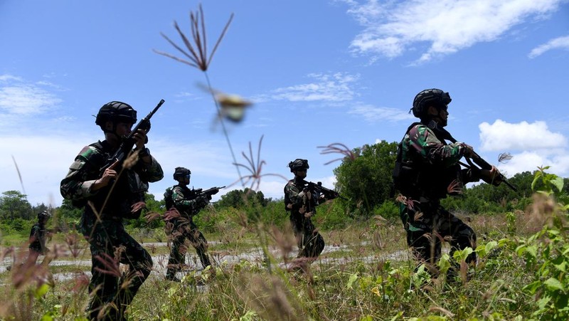 Personel Komando Pasukan Katak TNI Angkatan Laut mengikuti latihan keamanan jelang KTT G20 di Pelabuhan Benoa di Denpasar, Bali, Rabu (9/11/2022). Beberapa skenario yang dijalankan dalam simulasi, yakni ancaman seperti aksi terorisme, hingga penyanderaan delegasi, untuk menggagalkan KTT G20.  (Photo by SONNY TUMBELAKA/AFP via Getty Images)