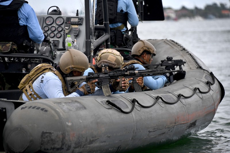 Personel Komando Pasukan Katak TNI Angkatan Laut mengikuti latihan keamanan jelang KTT G20 di Pelabuhan Benoa di Denpasar, Bali, Rabu (9/11/2022). Beberapa skenario yang dijalankan dalam simulasi, yakni ancaman seperti aksi terorisme, hingga penyanderaan delegasi, untuk menggagalkan KTT G20.  (Photo by SONNY TUMBELAKA/AFP via Getty Images)