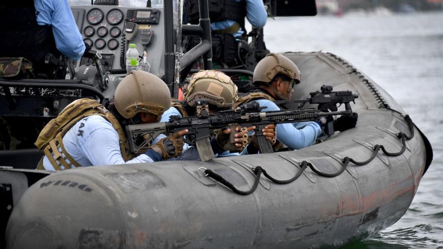 Personel Komando Pasukan Katak TNI Angkatan Laut mengikuti latihan keamanan jelang KTT G20 di Pelabuhan Benoa di Denpasar, Bali, Rabu (9/11/2022). Beberapa skenario yang dijalankan dalam simulasi, yakni ancaman seperti aksi terorisme, hingga penyanderaan delegasi, untuk menggagalkan KTT G20.  (Photo by SONNY TUMBELAKA/AFP via Getty Images)