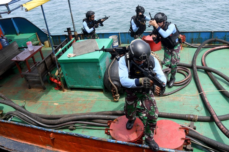 Personel Komando Pasukan Katak TNI Angkatan Laut mengikuti latihan keamanan jelang KTT G20 di Pelabuhan Benoa di Denpasar, Bali, Rabu (9/11/2022). Beberapa skenario yang dijalankan dalam simulasi, yakni ancaman seperti aksi terorisme, hingga penyanderaan delegasi, untuk menggagalkan KTT G20.  (Photo by SONNY TUMBELAKA/AFP via Getty Images)