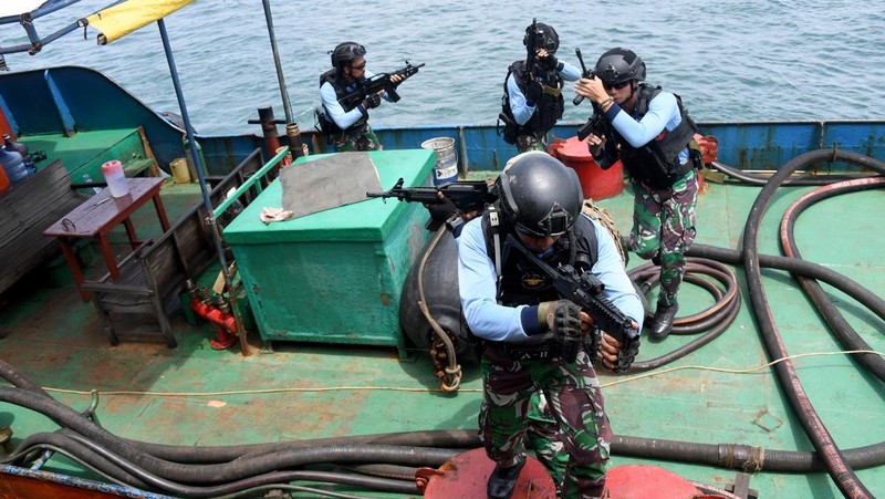 Personel Komando Pasukan Katak TNI Angkatan Laut mengikuti latihan keamanan jelang KTT G20 di Pelabuhan Benoa di Denpasar, Bali, Rabu (9/11/2022). Beberapa skenario yang dijalankan dalam simulasi, yakni ancaman seperti aksi terorisme, hingga penyanderaan delegasi, untuk menggagalkan KTT G20.  (Photo by SONNY TUMBELAKA/AFP via Getty Images)