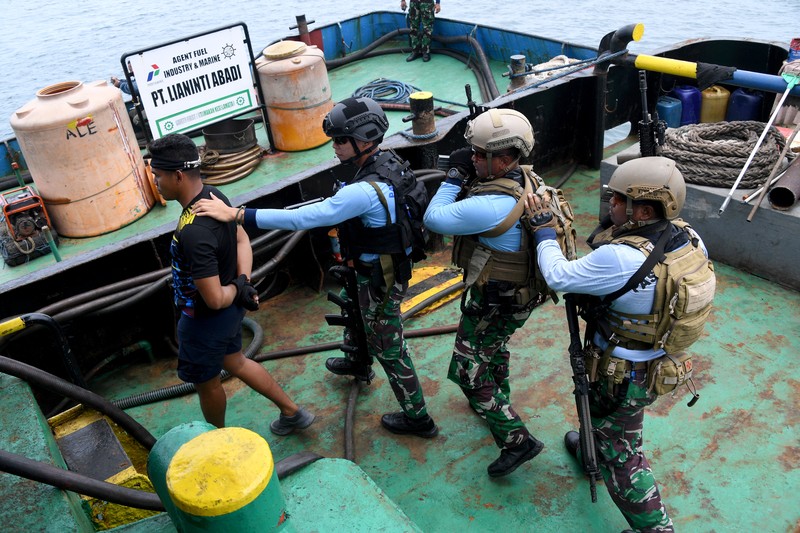 Personel Komando Pasukan Katak TNI Angkatan Laut mengikuti latihan keamanan jelang KTT G20 di Pelabuhan Benoa di Denpasar, Bali, Rabu (9/11/2022). Beberapa skenario yang dijalankan dalam simulasi, yakni ancaman seperti aksi terorisme, hingga penyanderaan delegasi, untuk menggagalkan KTT G20.  (Photo by SONNY TUMBELAKA/AFP via Getty Images)