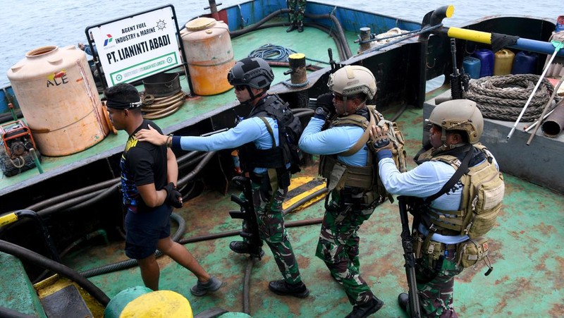 Personel Komando Pasukan Katak TNI Angkatan Laut mengikuti latihan keamanan jelang KTT G20 di Pelabuhan Benoa di Denpasar, Bali, Rabu (9/11/2022). Beberapa skenario yang dijalankan dalam simulasi, yakni ancaman seperti aksi terorisme, hingga penyanderaan delegasi, untuk menggagalkan KTT G20.  (Photo by SONNY TUMBELAKA/AFP via Getty Images)