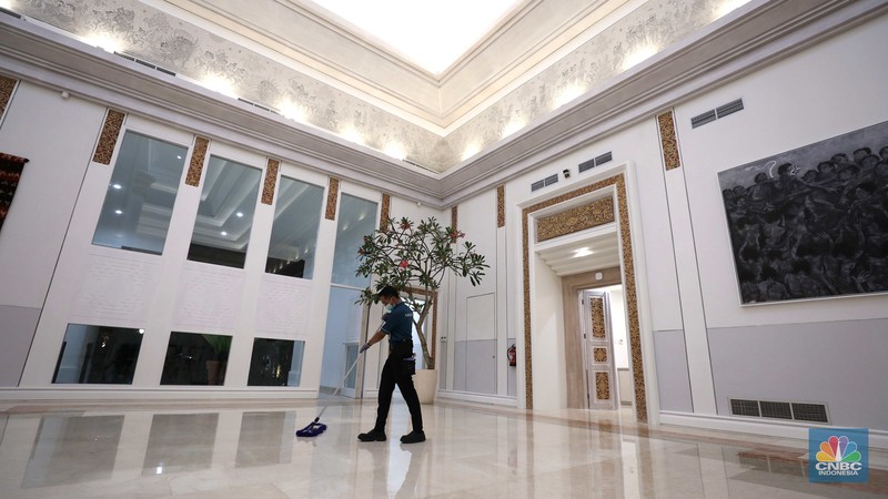 Presiden Joko Widodo (Jokowi) berjalan saat akan meresmikan Terminal VVIP di Bandara I Gusti Ngurah Rai Bali Presiden Joko Widodo (Jokowi) berjalan saat akan meresmikan Terminal VVIP di Bandara I Gusti Ngurah Rai Bali, Rabu (9/11/2022). (CNBC Indonesia/Tri Susilo)