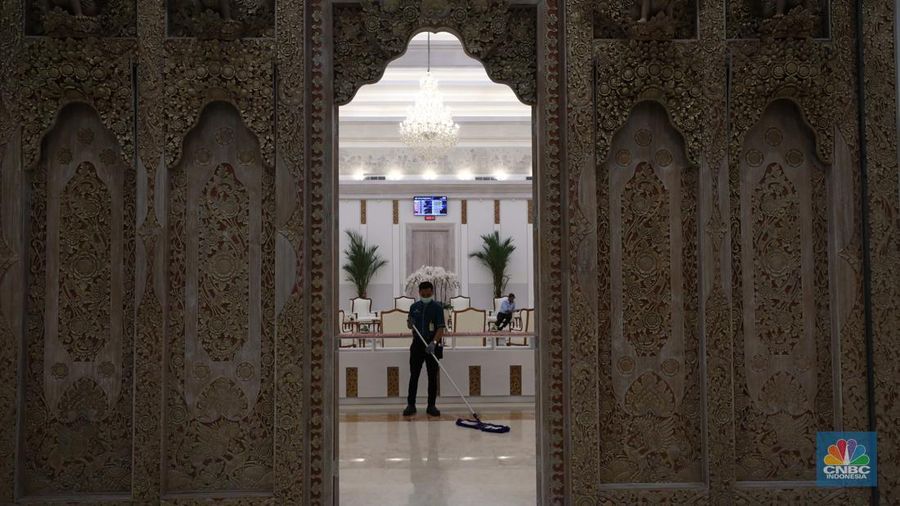 Presiden Joko Widodo (Jokowi) berjalan saat akan meresmikan Terminal VVIP di Bandara I Gusti Ngurah Rai Bali, Rabu (9/11/2022). (CNBC Indonesia/Tri Susilo)