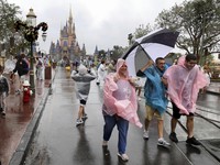 Badai Nicole Menerjang, Walt Disney World Florida Ditutup
