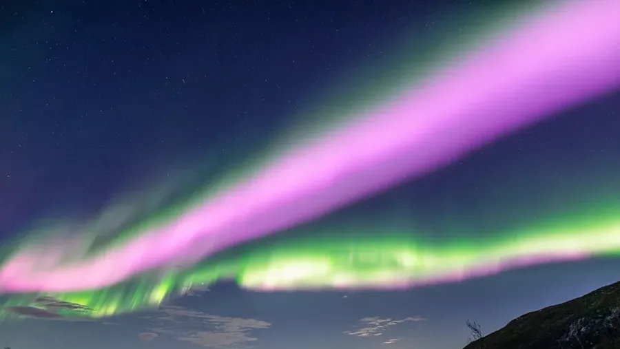 Aurora berwarna pink di langit Norwegia