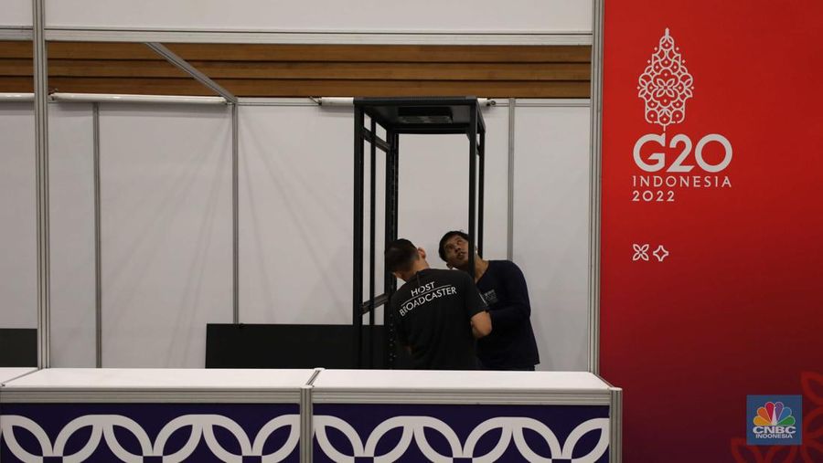 Pasukan personil gabungan TNI-Polri melakukan pengamanan jelang KTT G20 di Nusa Dua, Badung, Bali, Kamis (10/11/2022). Pemerintah Indonesia tak main-main soal keamanan jelang perhelatan Konferensi Tingkat Tinggi (KTT) G20. Ini terlihat dari banyaknya pasukan pengamanan di sekitar wilayah Nusa Dua. (CNBC Indonesia/ Tri Susilo)